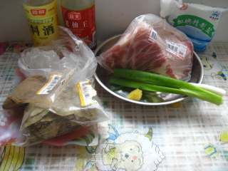 初级版红烧肉的做法步骤：1