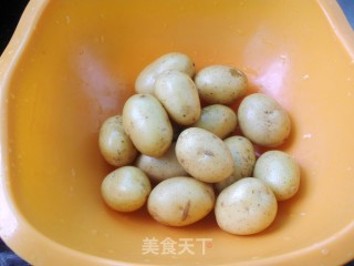 香煎黑椒小土豆的做法步骤：1