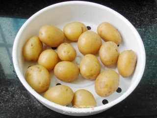 香煎黑椒小土豆的做法步骤：3