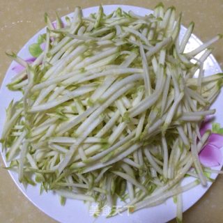 清炒西葫芦的做法步骤：1