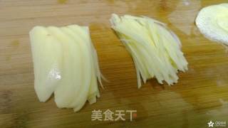 一个人的晚餐也可以很美味--酸辣土豆丝加南瓜红枣粥的做法步骤：2