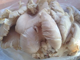 炸鲜蘑的做法步骤：1