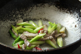 芦笋炒肉片的做法步骤：3
