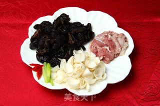 百合小炒肉的做法步骤：2