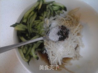 凉拌黄瓜金针菇的做法步骤：2