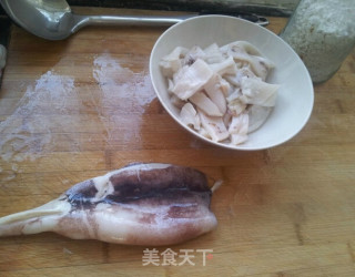 蒜黄炒鱿鱼的做法步骤：1