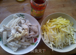 蒜黄炒鱿鱼的做法步骤：2