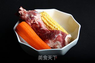 玉米茼骨红萝卜汤的做法步骤：1
