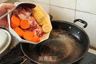 玉米茼骨红萝卜汤的做法步骤：3