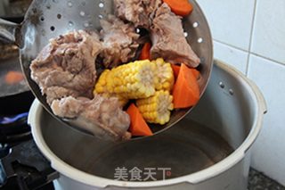 玉米茼骨红萝卜汤的做法步骤：4
