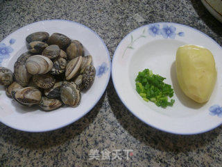 土豆炒花蛤的做法步骤：1
