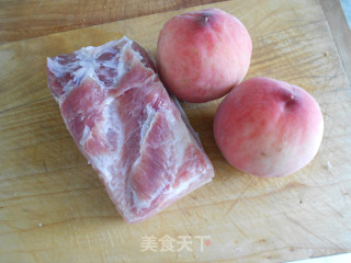 桃子红烧肉的做法步骤：1