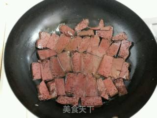 韭菜猪红的做法步骤：2