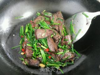 韭菜猪红的做法步骤：9