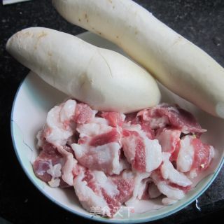 猪肉炖萝卜的做法步骤：1