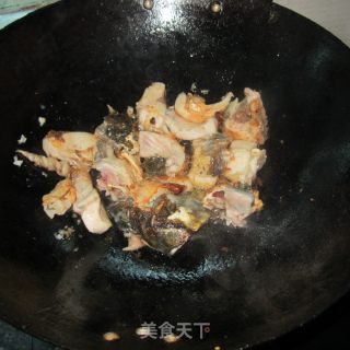 地瓜青椒煮鱼的做法步骤：4