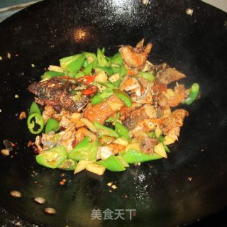 地瓜青椒煮鱼的做法步骤：7