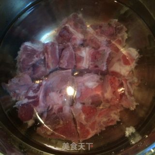 榴莲壳萝卜大骨汤的做法步骤：1