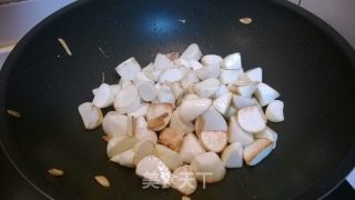 油焖茭白的做法步骤：3