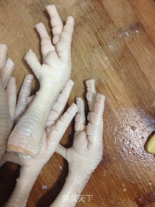 红枣花生煲凤爪的做法步骤：1