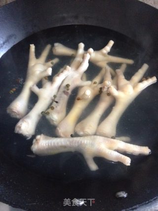 红枣花生煲凤爪的做法步骤：2
