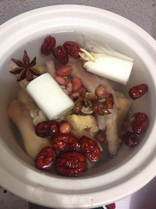 红枣花生煲凤爪的做法步骤：4