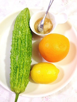 夏日排毒必备饮品---香橙柠檬苦瓜汁的做法步骤：1