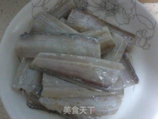 干煎带鱼的做法步骤：1