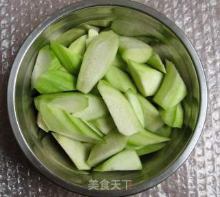 荔枝炒丝瓜的做法步骤：4