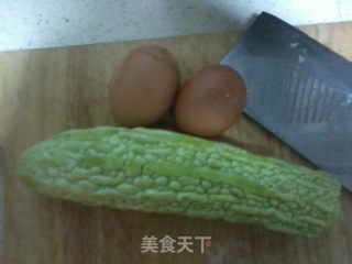 苦瓜炒鸡蛋的做法步骤：1