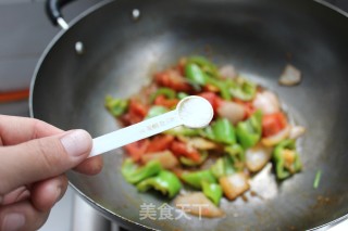 一个人的早餐也可以有滋有味——青椒炒番茄的做法步骤：9