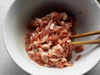 野芹菜炒肉的做法步骤：1