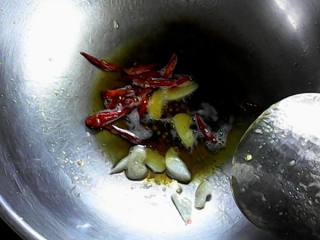 野芹菜炒肉的做法步骤：4