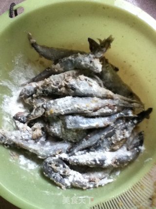 酥炸多春鱼的做法步骤：3