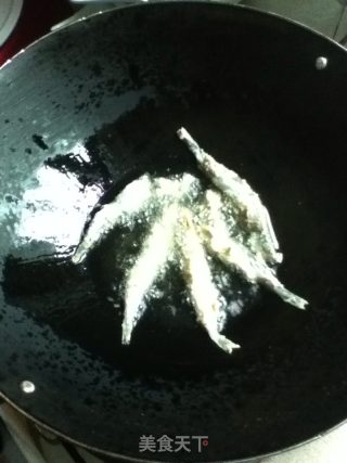 酥炸多春鱼的做法步骤：4