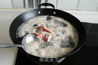 大骨面的做法步骤：3