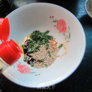 芝麻香捞面的做法步骤：6
