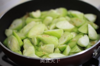 虾米炒丝瓜的做法步骤：3