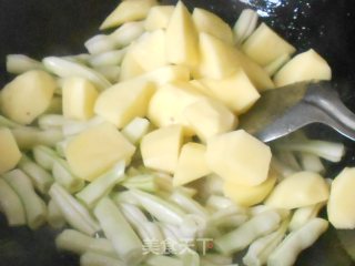 芸豆猪肉炖土豆的做法步骤：3