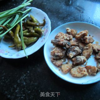 煮酸辣鱼的做法步骤：1