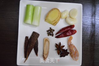 香焖手抓大骨的做法步骤：1