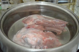 香焖手抓大骨的做法步骤：3