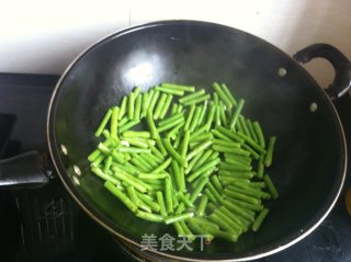 茄子豇豆炒肉的做法步骤：4