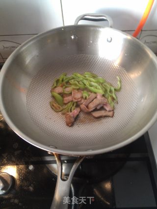 鸡腿菇炒肉片的做法步骤：3