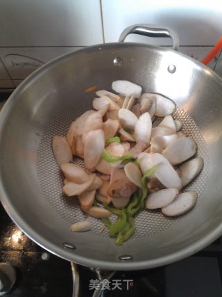 鸡腿菇炒肉片的做法步骤：4