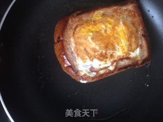 吐司包蛋的做法步骤：3