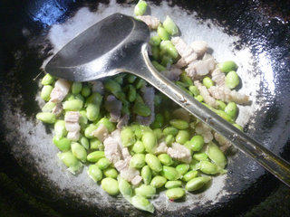 五花肉梅干菜炒毛豆的做法步骤：5