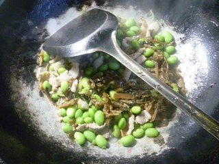 五花肉梅干菜炒毛豆的做法步骤：7
