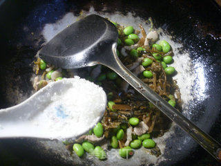 五花肉梅干菜炒毛豆的做法步骤：8