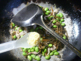 五花肉梅干菜炒毛豆的做法步骤：10